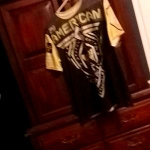 Men med american fighter shirt